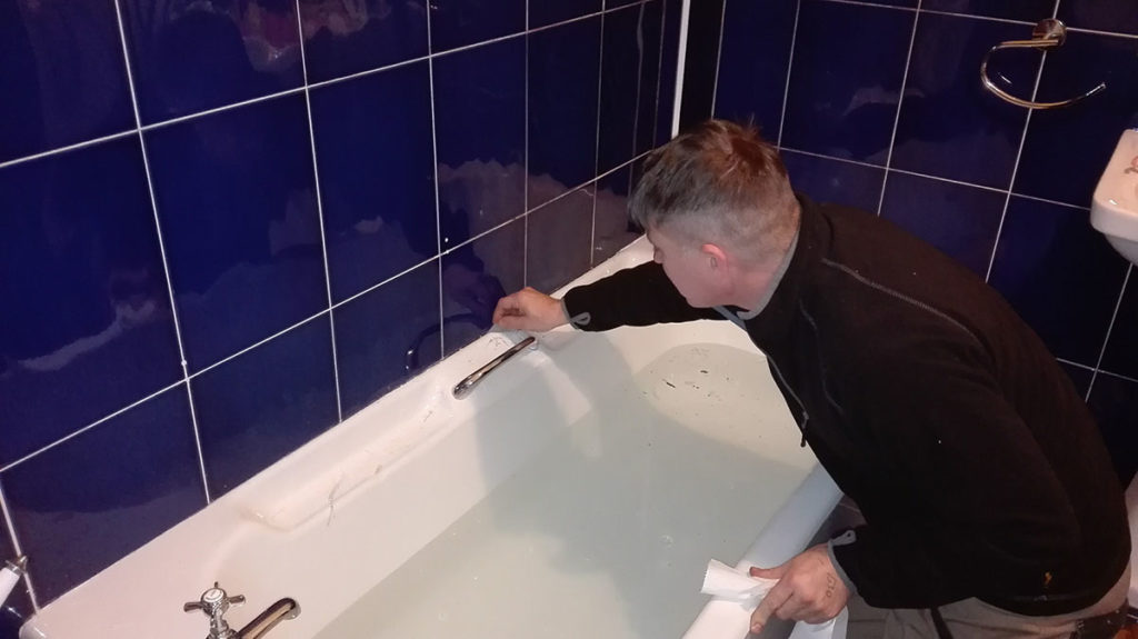 Bath tub and shower basin sealant replacement // Glasgow Plumber